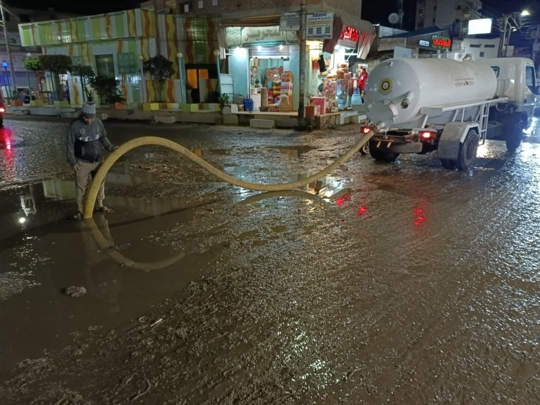 شفط مياه الامطار من الشوارع ليلا