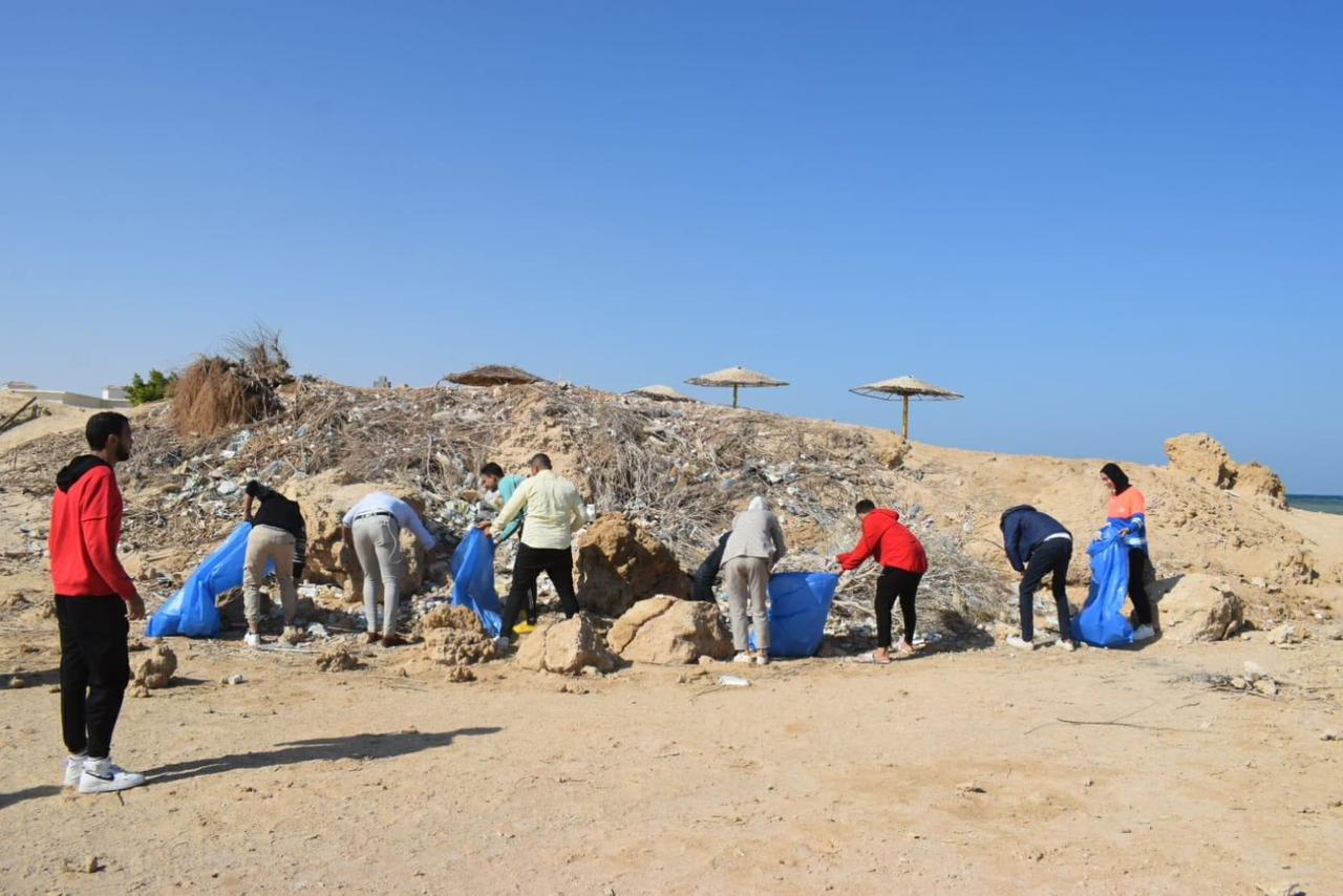 حملة شبابية لتنظيف احد الشواطئ