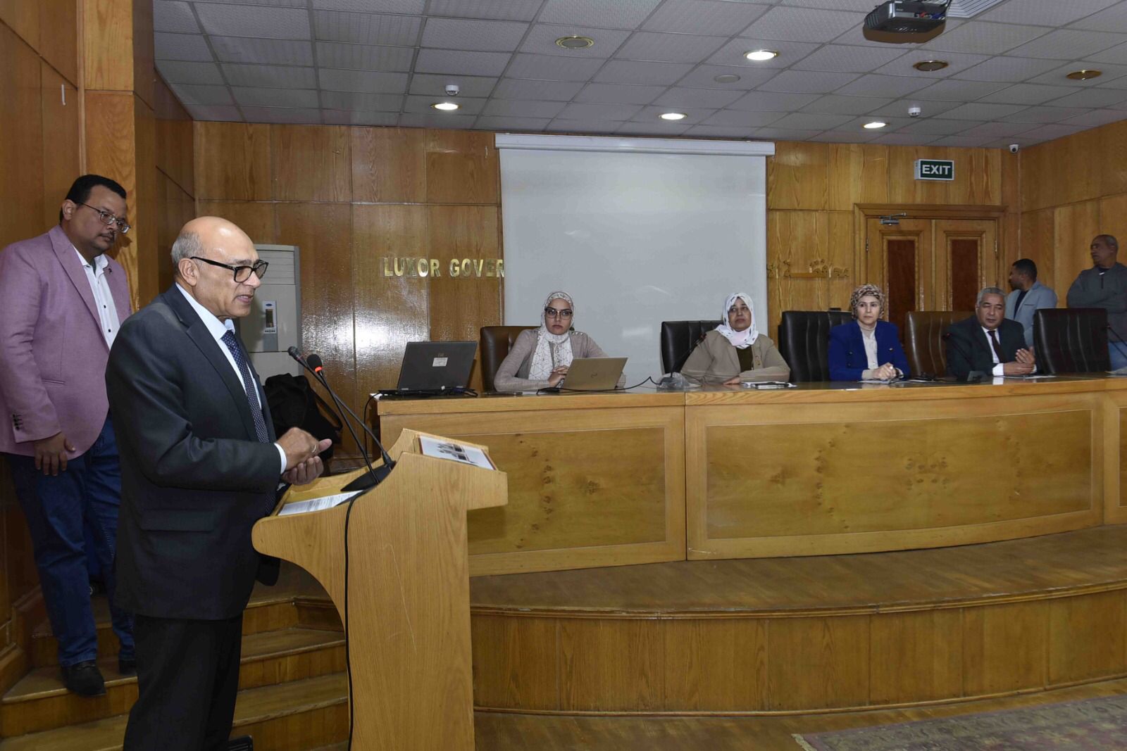 مناقشة مشروعات تنموية وخدمية مع وفد برنامج المنح الصغيرة