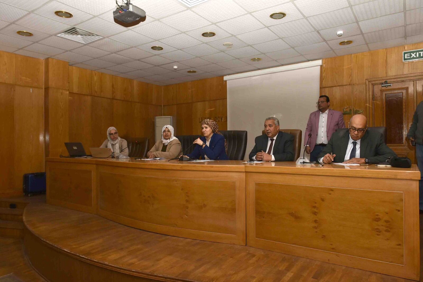 سكرتير مساعد الأقصر تناقش عمل مشروعات تنموية وخدمية