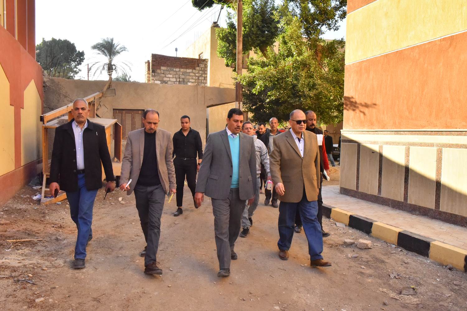 محافظ أسيوط يتفقد تنفيذ مجمع الصناعات الحرفية بقرية الشامية بمركز ساحل سليم  (1)