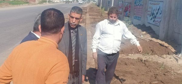 رئيس مدينة شبين القناطر خلال متابعة اعمال زراعة الأشحار على الطرق
