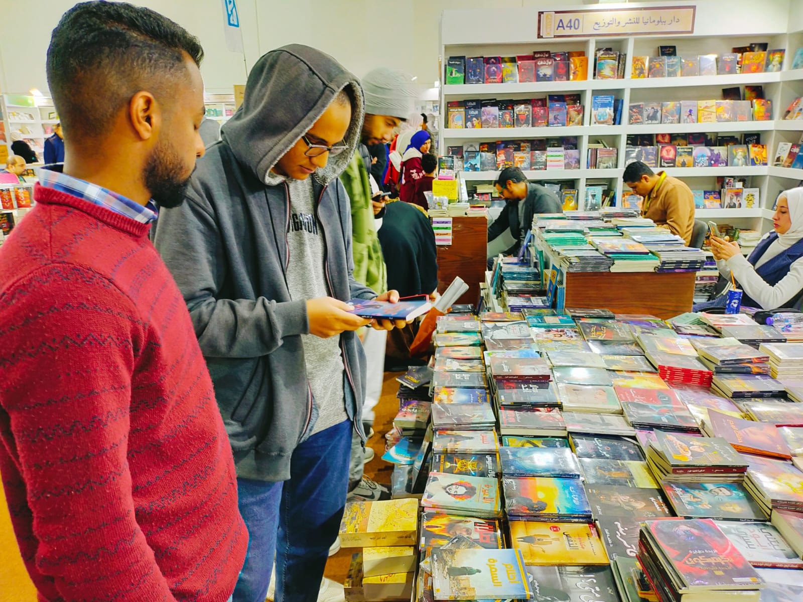وفد من طلاب جامعة الأقصر يزورون معرض الكتاب