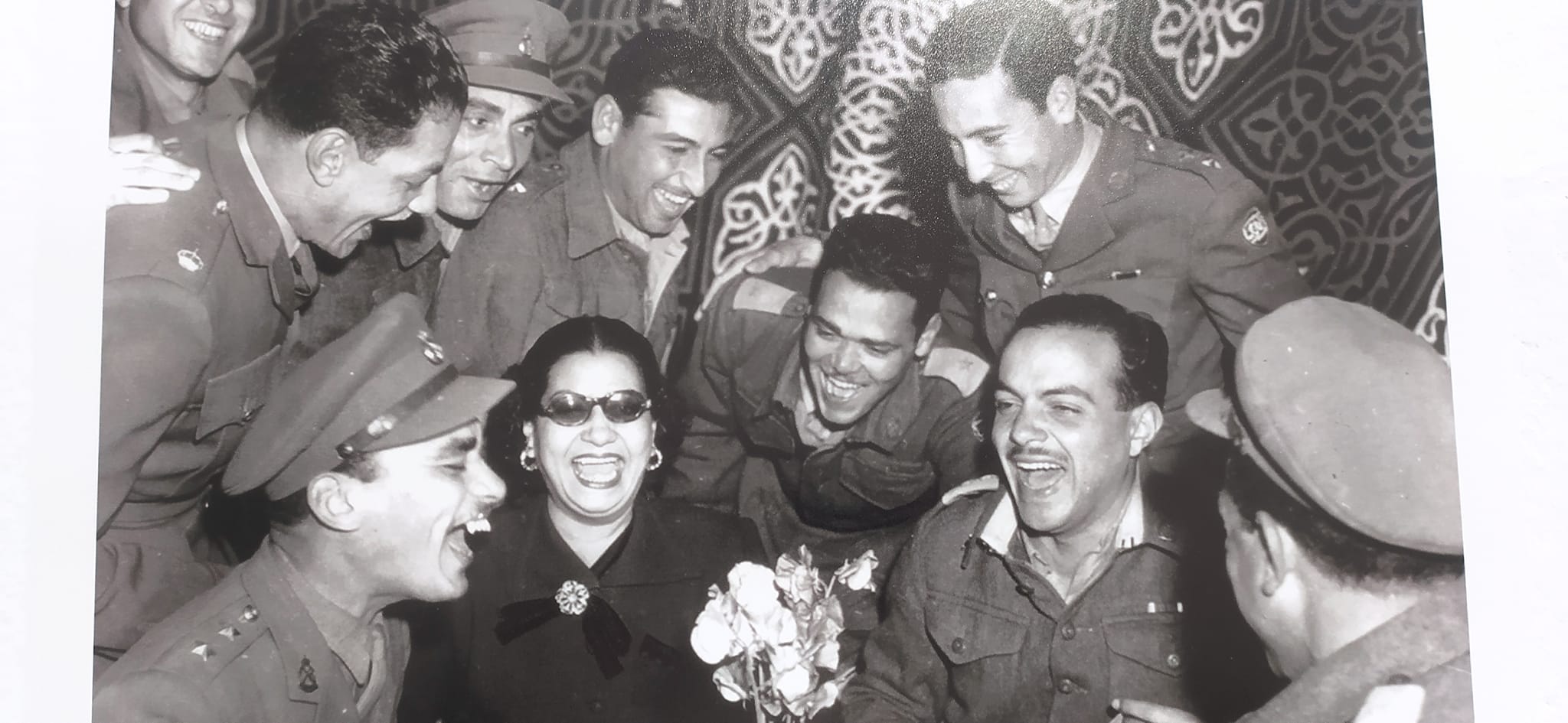 188973-ام-كلثوم-مع-مجموعة-من-ضباط-الجيش 188973-ام-كلثوم-مع-مجموعة-من-ضباط-الجيش