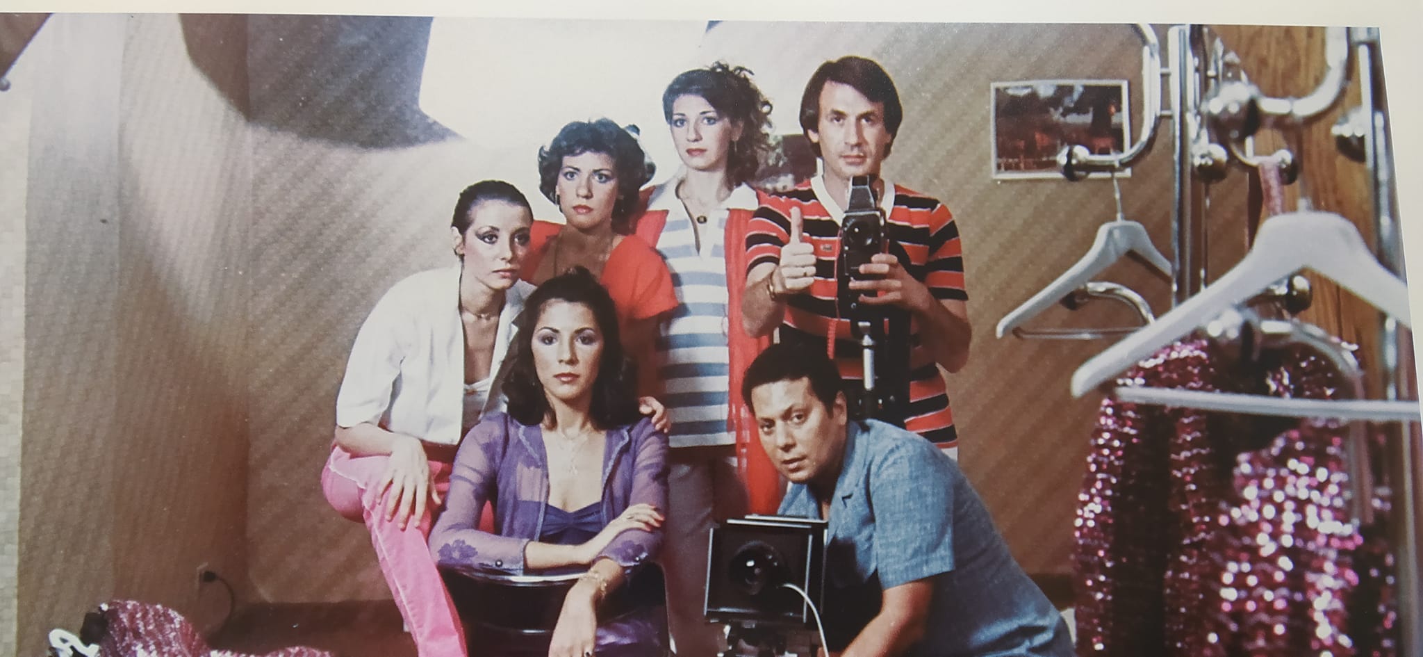 197682-عزت-ابو-عوف-مع-اخواته-البنات-اعضاء-فرقة-الـ-4M 197682-عزت-ابو-عوف-مع-اخواته-البنات-اعضاء-فرقة-الـ-4M