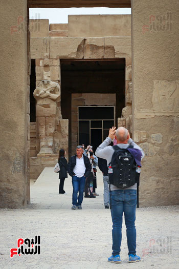 السياح  يستمتعون بالمعابد الفرعونية