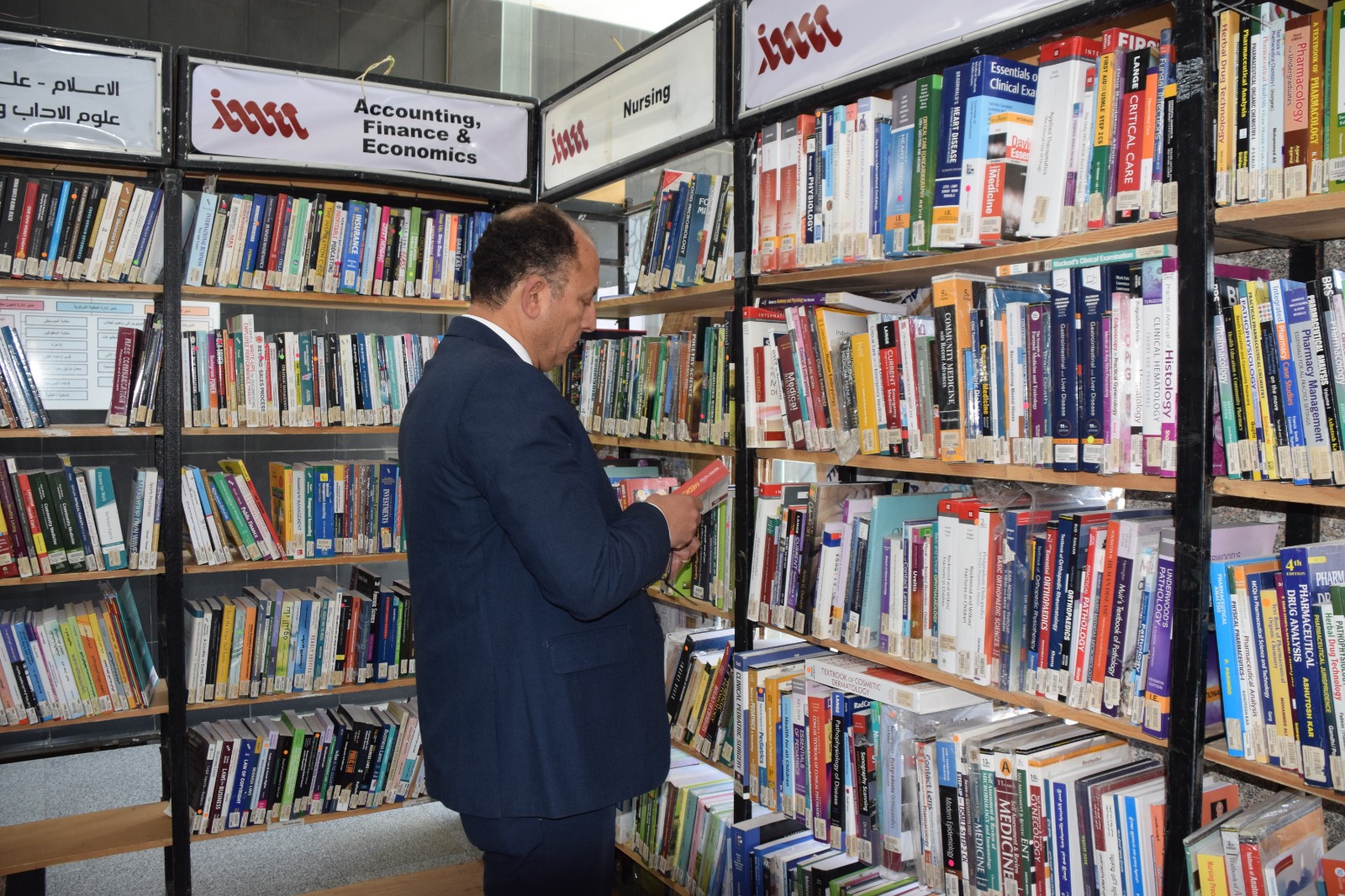رئيس جامعة حلوان يفتتح معرض الكتاب بالمكتبة المركزية