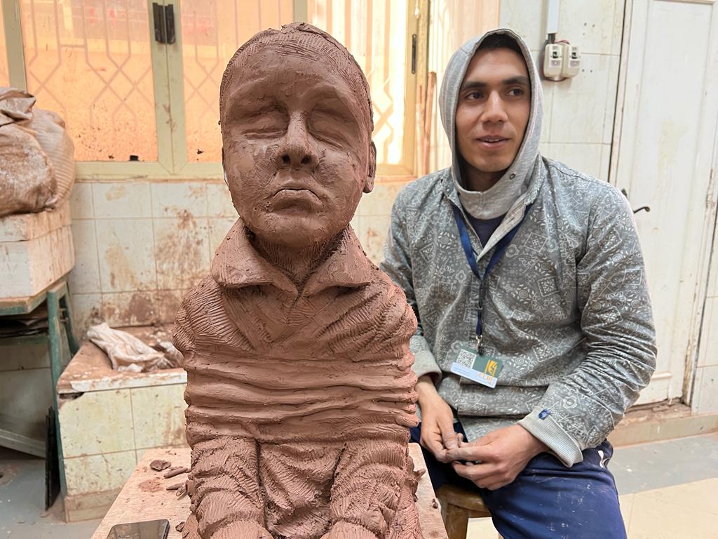 سعد ناصر طالب بالتربية النوعية بالفيوم يحارب عمالة الأطفال بفن النحت (1)