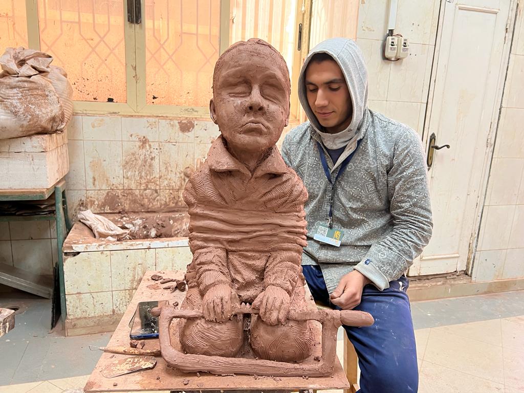 سعد ناصر طالب بالتربية النوعية بالفيوم يحارب عمالة الأطفال بفن النحت (3)