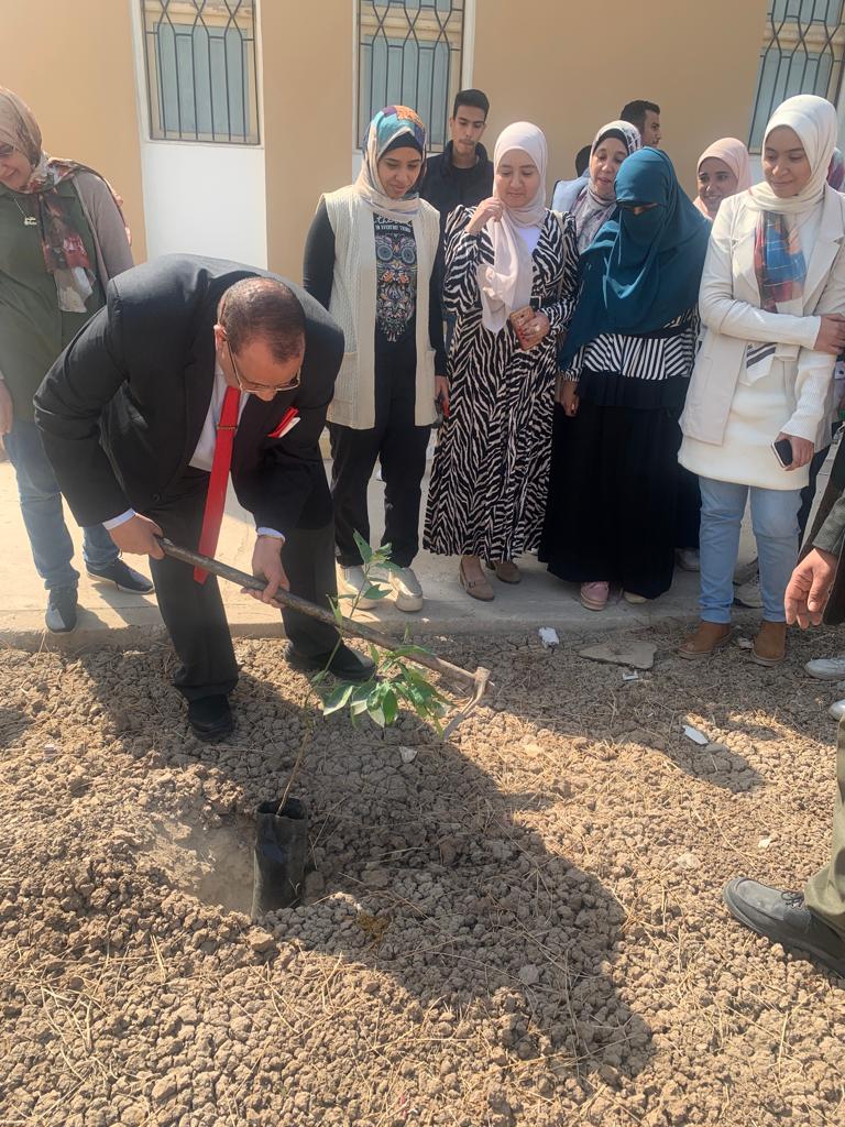 رئيس جامعة الأقصر يشارك بزراعة الأشجار المثمرة