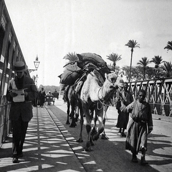 0صورة-من-علي-كوبري-قصر-النيل-القديم-في-القاهرة-عام-1910م