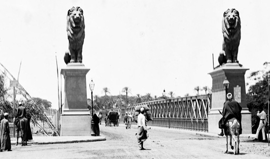 صورة-من-أمام-كوبري-قصر-النيل-فى-القاهرة-عام-1910م-5
