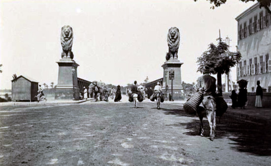 صورة-من-أمام-كوبرى-قصر-النيل-القديم-بالقاهرة-عام-1894م