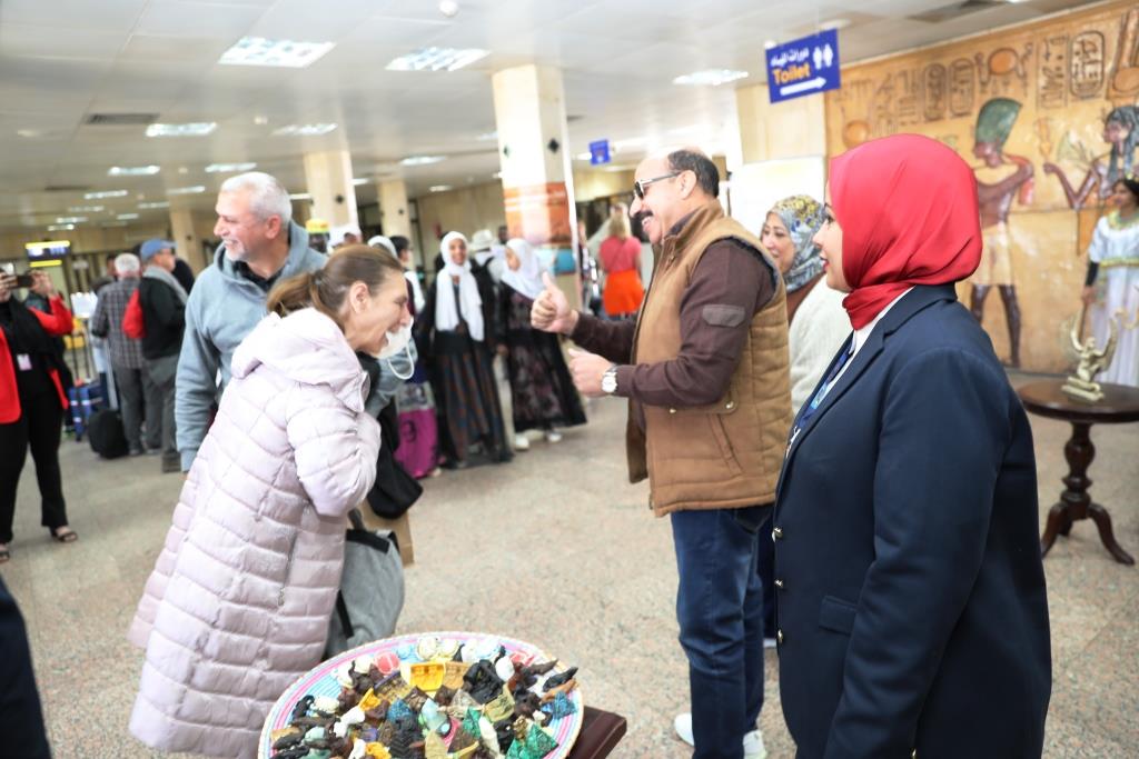 محافظ أسوان يستقبلالأفواج السياحية بمطار أبوسمبل