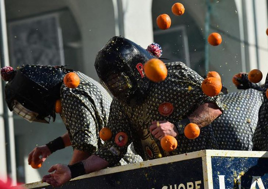 كرنفال البرتقال فى إيطاليا (14)