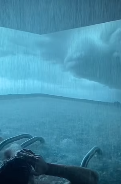 حمام سباحة يحاكى عاصفة