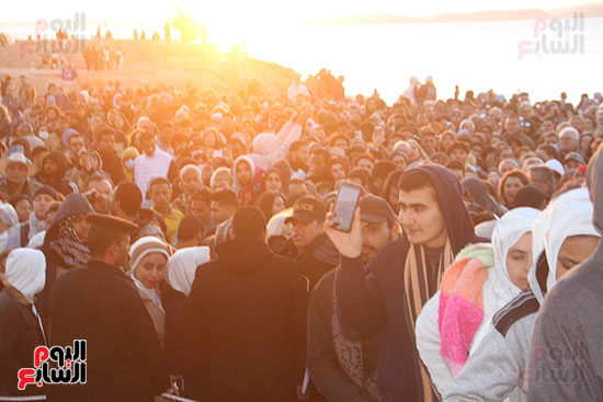 آلاف-السياح-والمصريين-يتوافدون-لمشاهدة-ظاهرة-تعامد-الشمس-على-وجه-رمسيس-الثاني