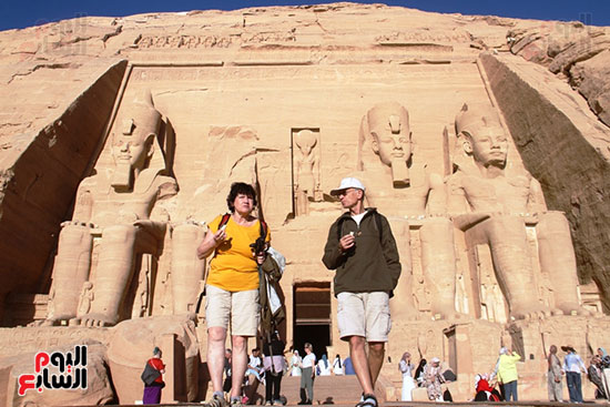 السياح-أمام-معبد-أبوسمبل
