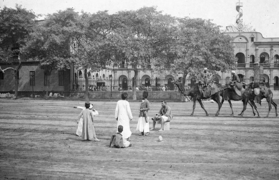 صورة-لأطفال-يلعبون-أمام-قصر-عابدين-في-القاهرة-عام-1909م