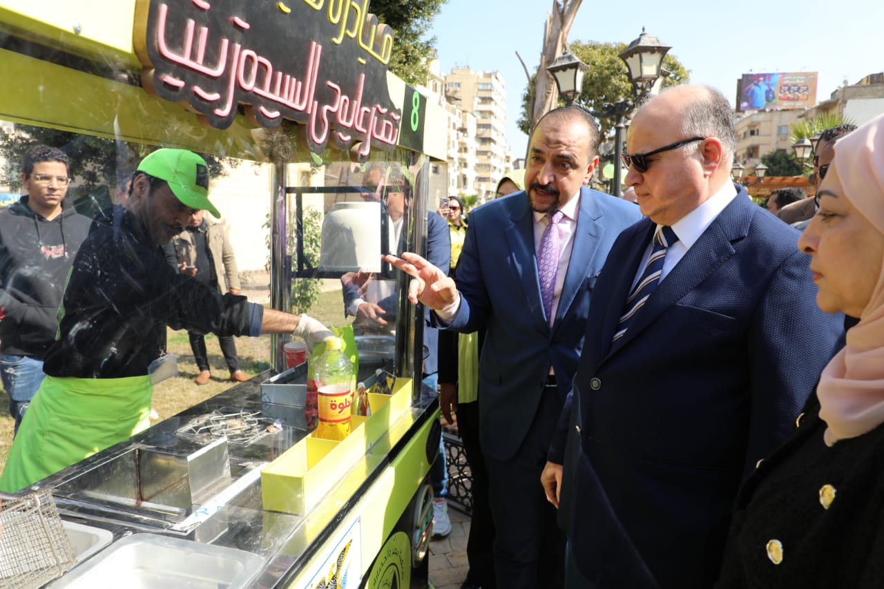 محافظ القاهرة يسلم ذوي الهمم عربات طعام متنقلة (4)