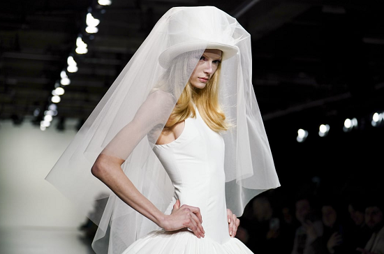 فستان زفاف بقبعة