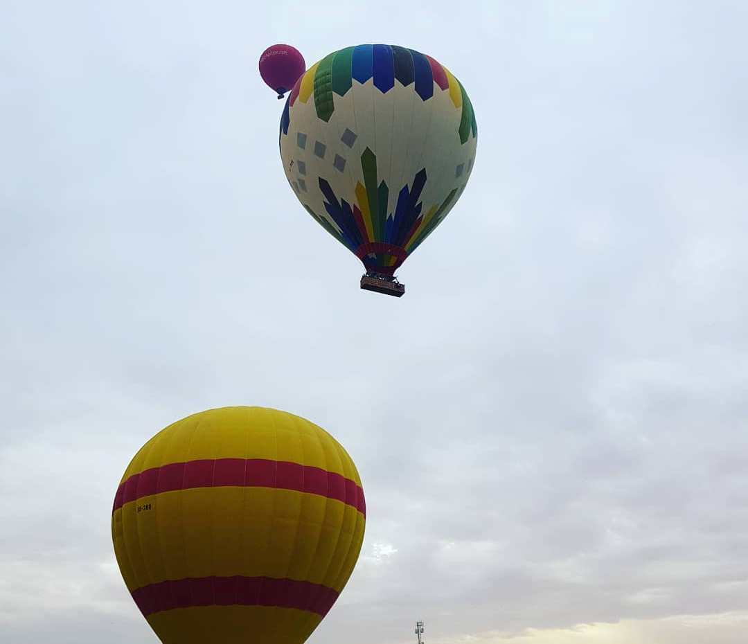 تحليق البالونات على متنها 1600 سائح من حول العالم