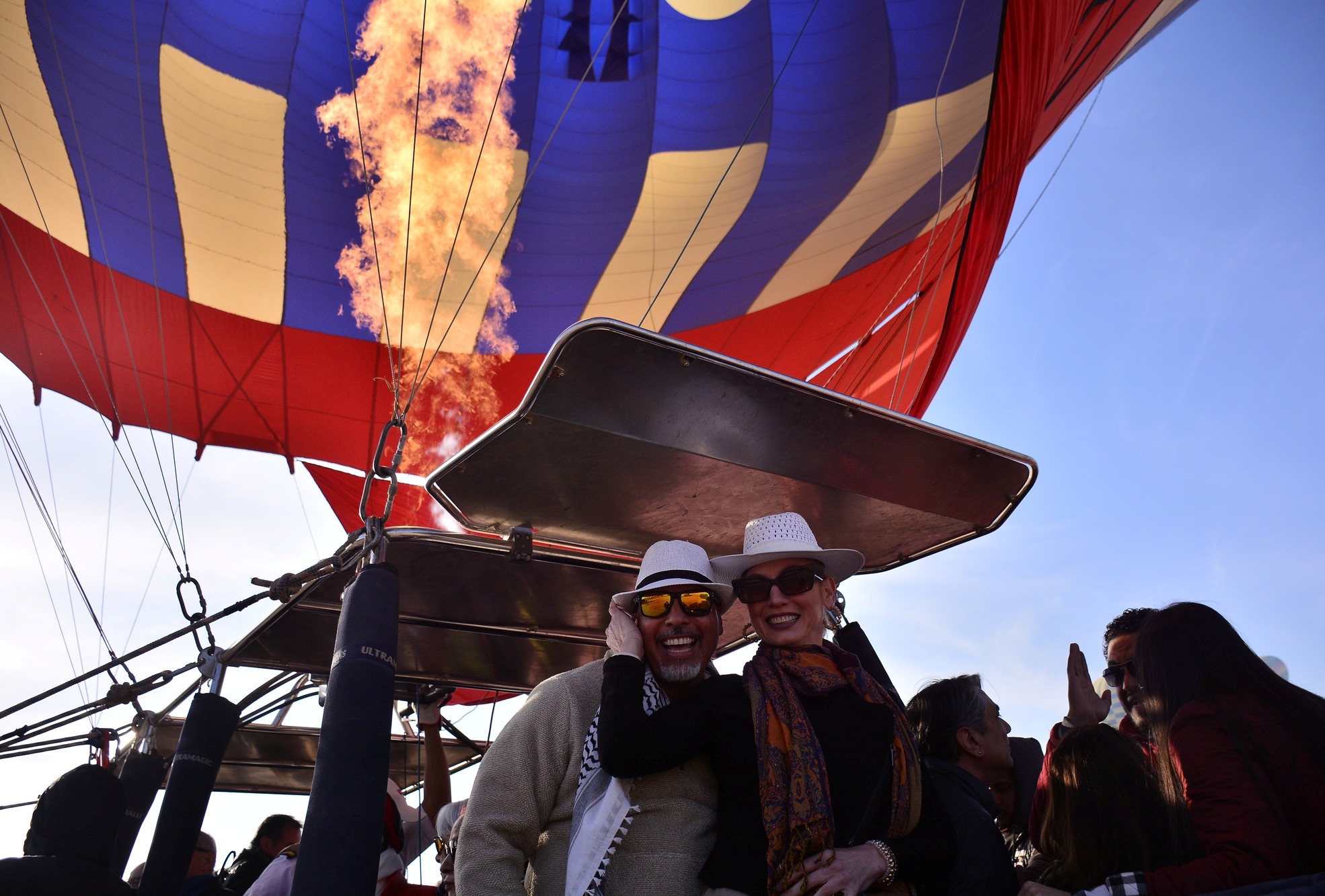 استمتاع السائحين على متن رحلات البالون بالأقصر