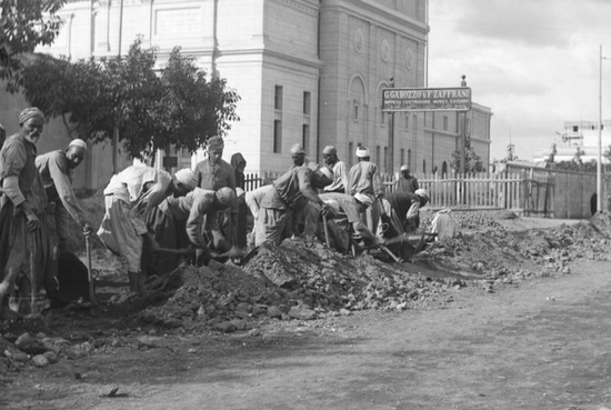 صورة-للعمال-المصريون-أثناء-اتمام-العمل-في-مشروع-انشاء-المتحف-المصري-بميدان-التحرير-في-القاهرة-فى-بدايات-القرن-الماضي
