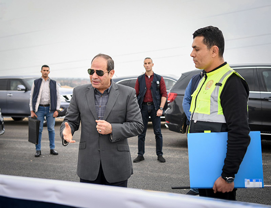 الرئيس السيسي يطلع على سير العمل فى مشروعات الطرق بمحافظة الجيزة (3)
