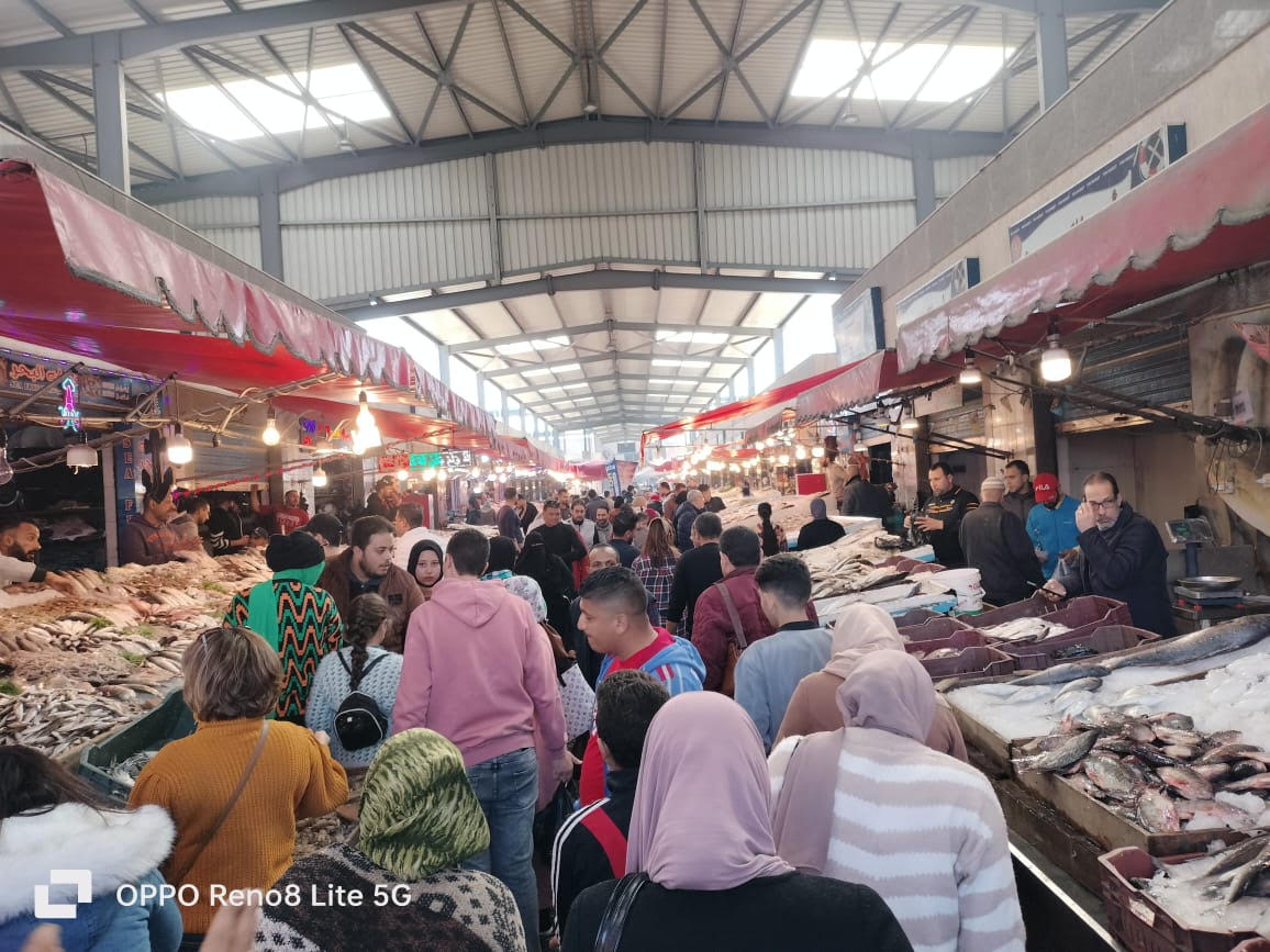 جانب من توافد الزائرين على بازار الأسماك ببورسعيد