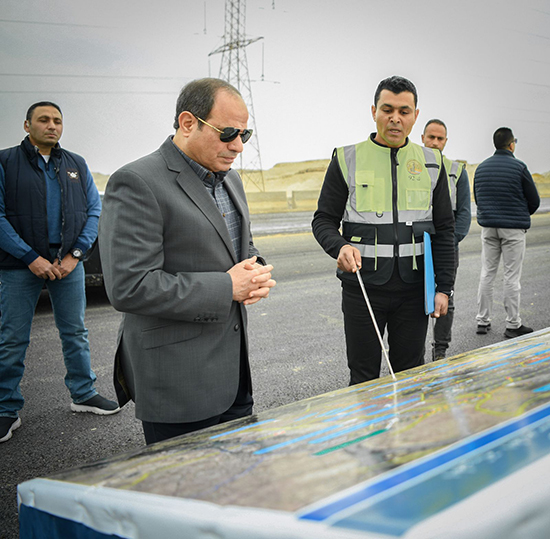 الرئيس السيسي يطلع على سير العمل فى مشروعات الطرق بمحافظة الجيزة (1)