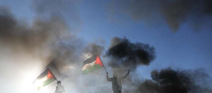 علم فلسطين وسط الدخان