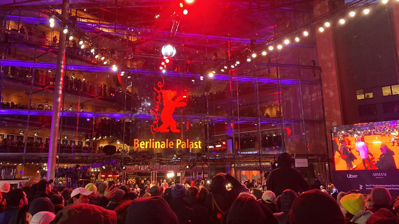 نجوم ونجمات الدورة الـ ٧٣ علي السجادة الحمراء لحفل ختام مهرجان برلين السينمائي الدولي (7)