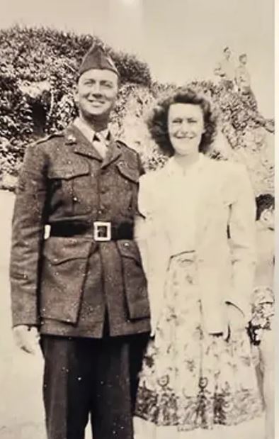 جندي بالبحرية الامريكية وزوجته وقت الحرب العالمية الثانية
