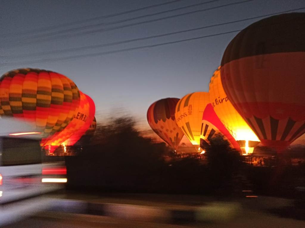 تجهيز البالونات فجراً للتحليق بسماء الأقصر