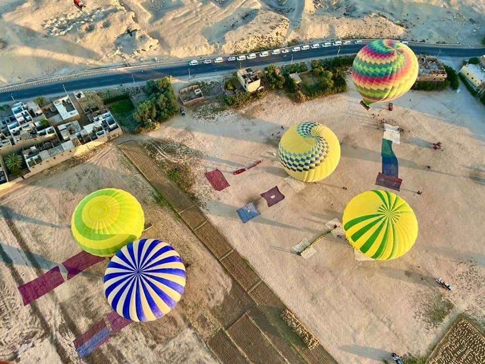 تجهيز البالونات فى قلب مطار البر الغربي