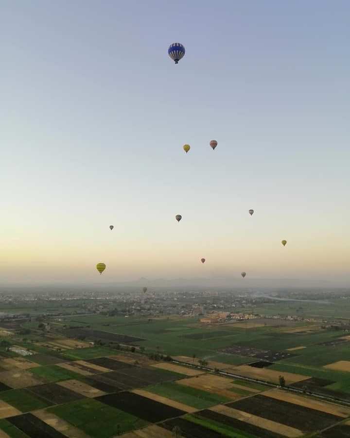 تحليق البالونات الطائرة بالسياح فى السماء