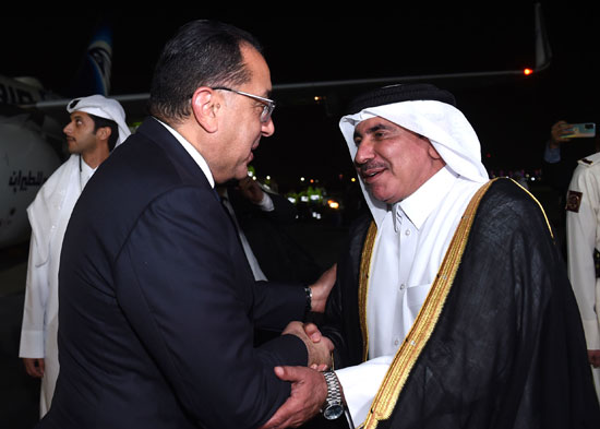 رئيس الوزراء يصل الدوحة فى زيارة عمل  (2)