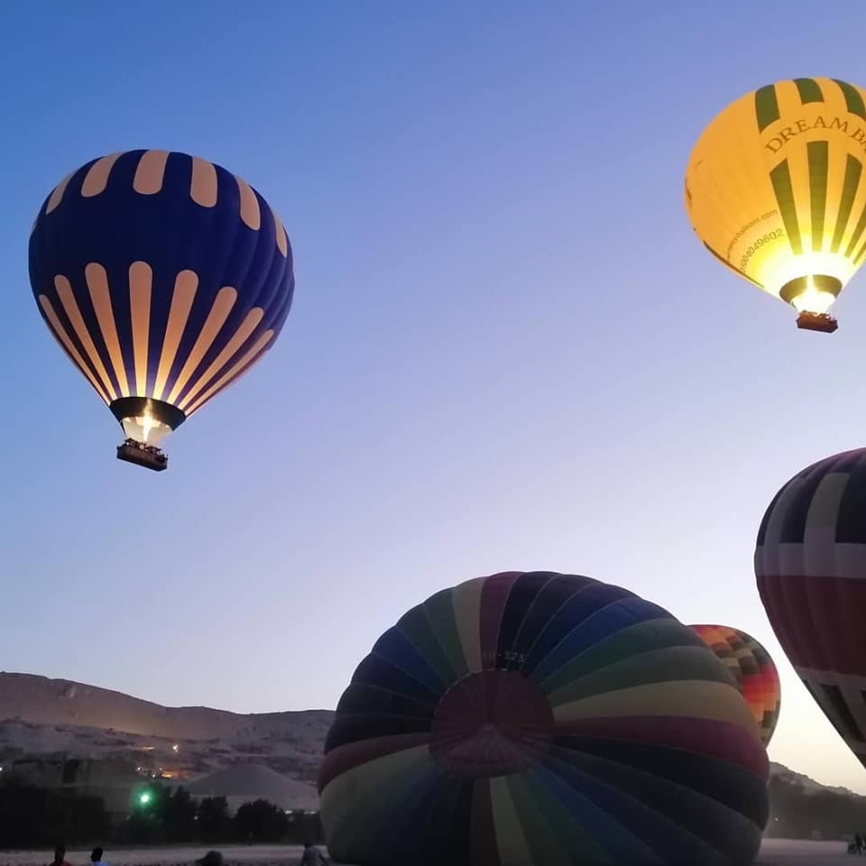 البالونات خلال تجهيزها فى أرض مطار البر الغرب