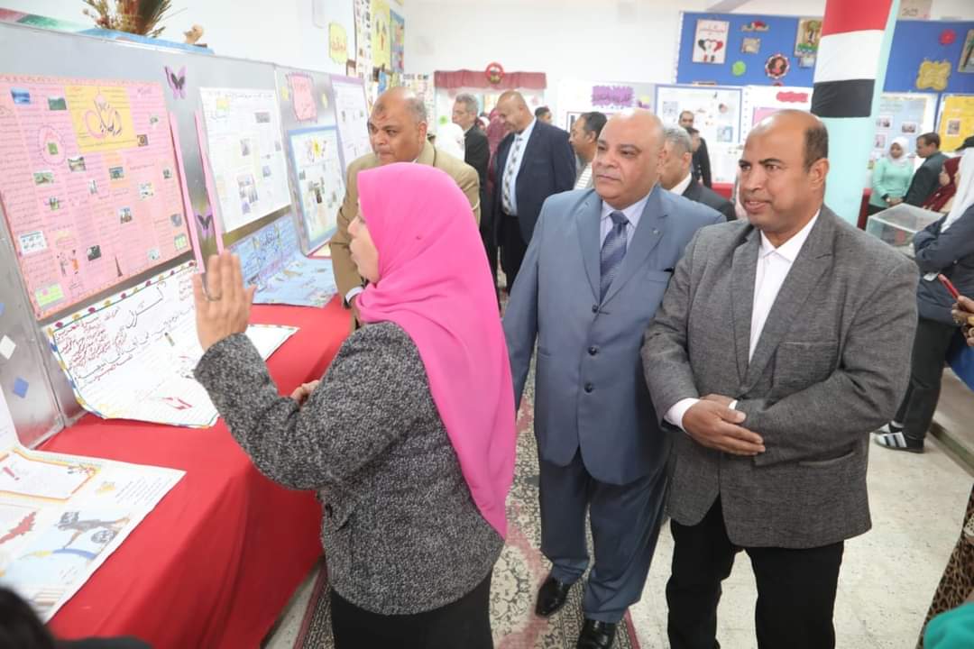 وكيل التعليم بالوادى الجديد يفتتح معرض فنون الصحافة المدرسية السنوى (5)