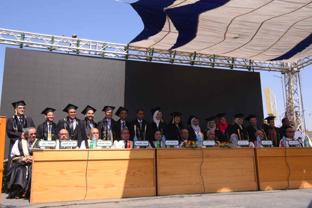 رئيس جامعة أسيوط يشهد الاحتفال بعيد  الخريجين (19)