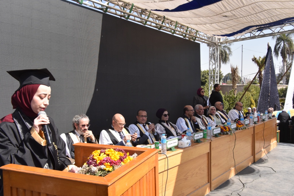 رئيس جامعة أسيوط يشهد الاحتفال بعيد  الخريجين (6)
