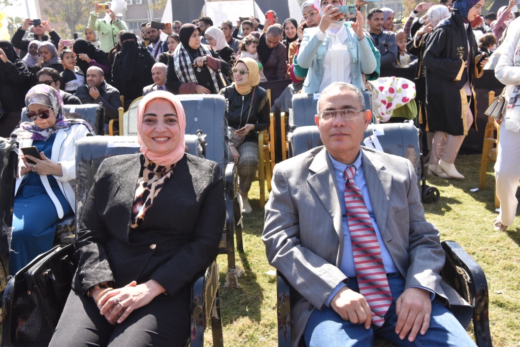 رئيس جامعة أسيوط يشهد الاحتفال بعيد  الخريجين (1)
