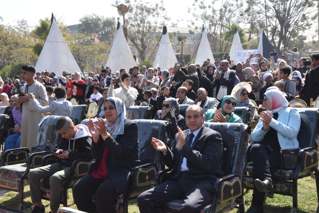 رئيس جامعة أسيوط يشهد الاحتفال بعيد  الخريجين (49)