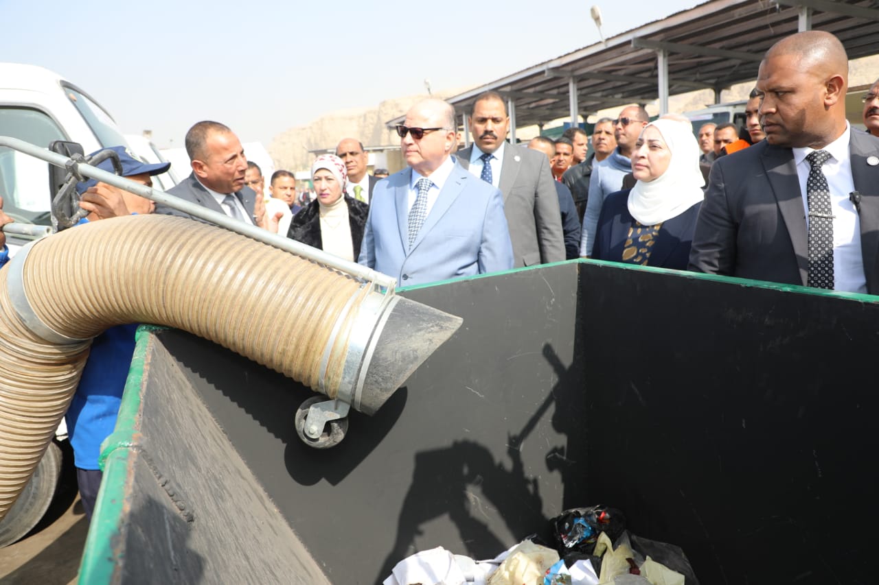 محافظ القاهرة يتفقد اصطفاف معدات هيئة النظافة 5 - Copy
