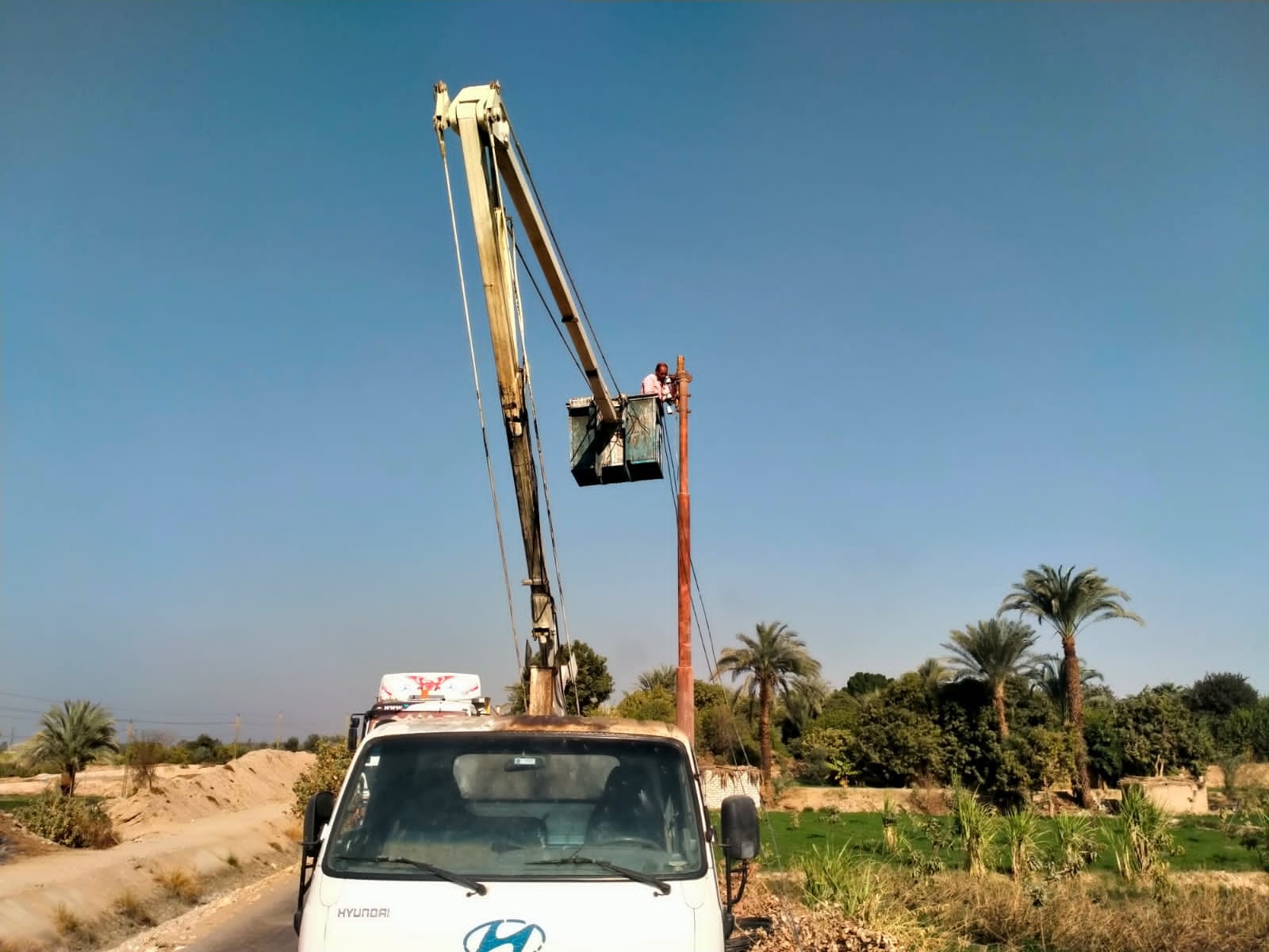 تركيب 15 عامود إنارة و20 كشاف الليد شرق الأقصر