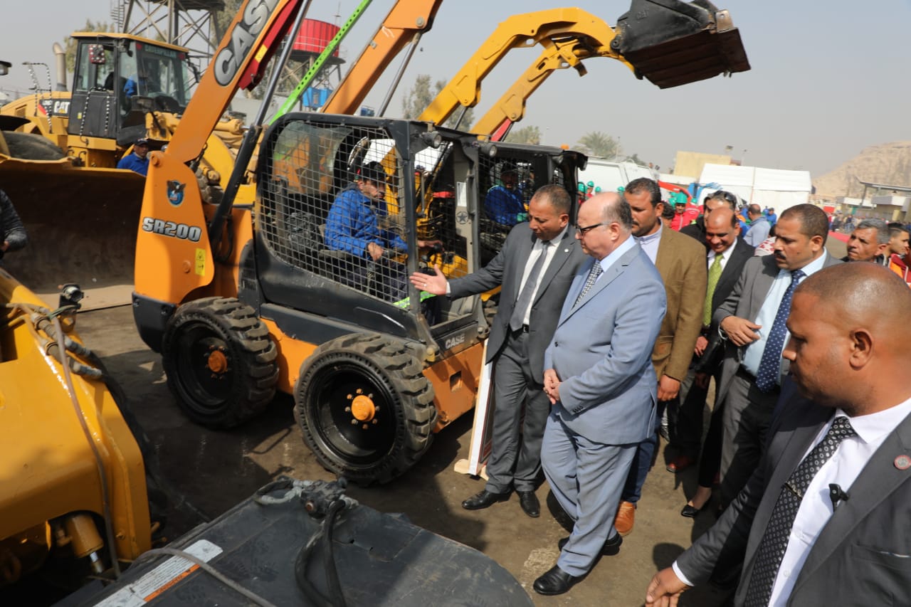 محافظ القاهرة يتفقد اصطفاف معدات هيئة النظافة 6
