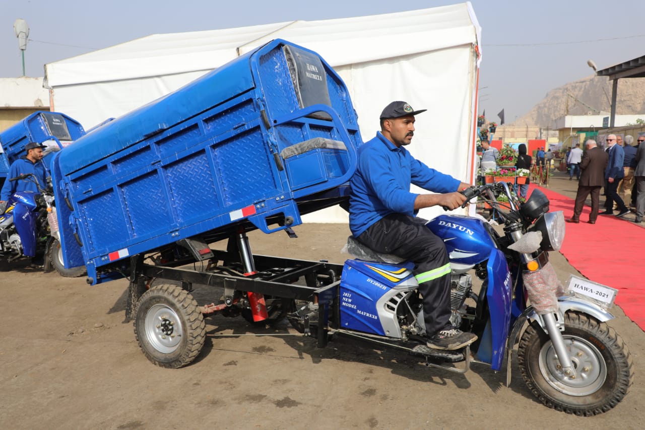 محافظ القاهرة يتفقد اصطفاف معدات هيئة النظافة 3 - Copy