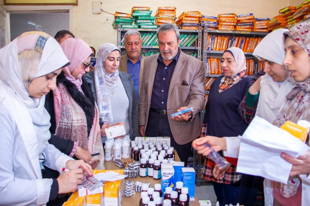 تقديم الرعاية الطبية لـ 1077حالة بقافلة جامعة طنطا بمركز السنطة (2)