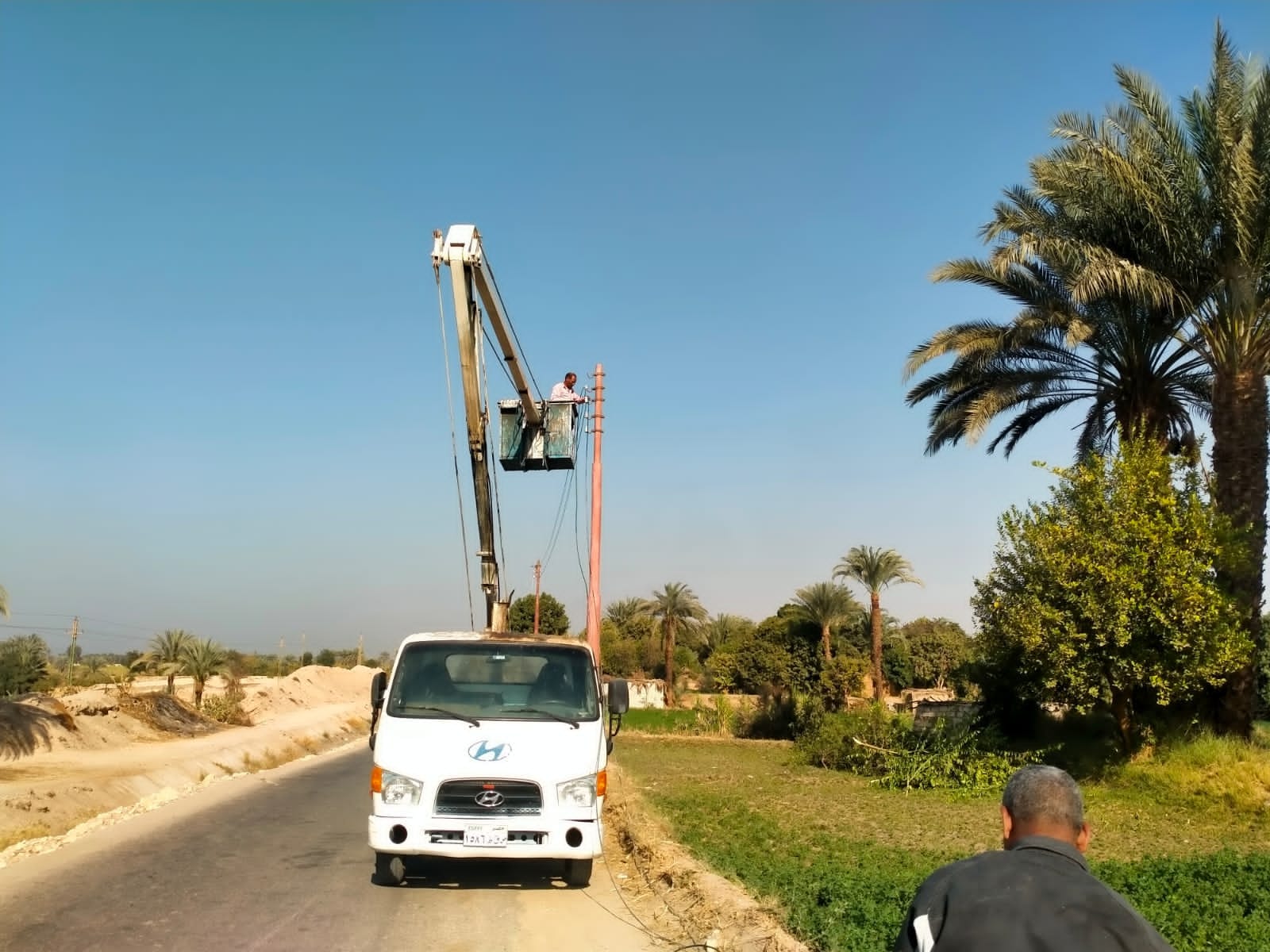 جانب من تركيب أعمدة الإنارة بمدينة الطود